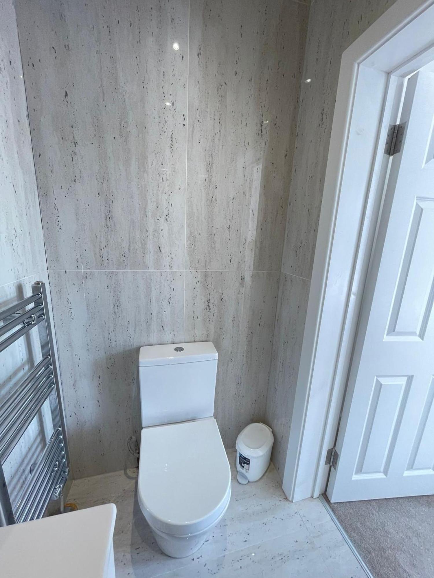 Comfortable Bay Window Stone Private Bathroom Edgware Zewnętrze zdjęcie