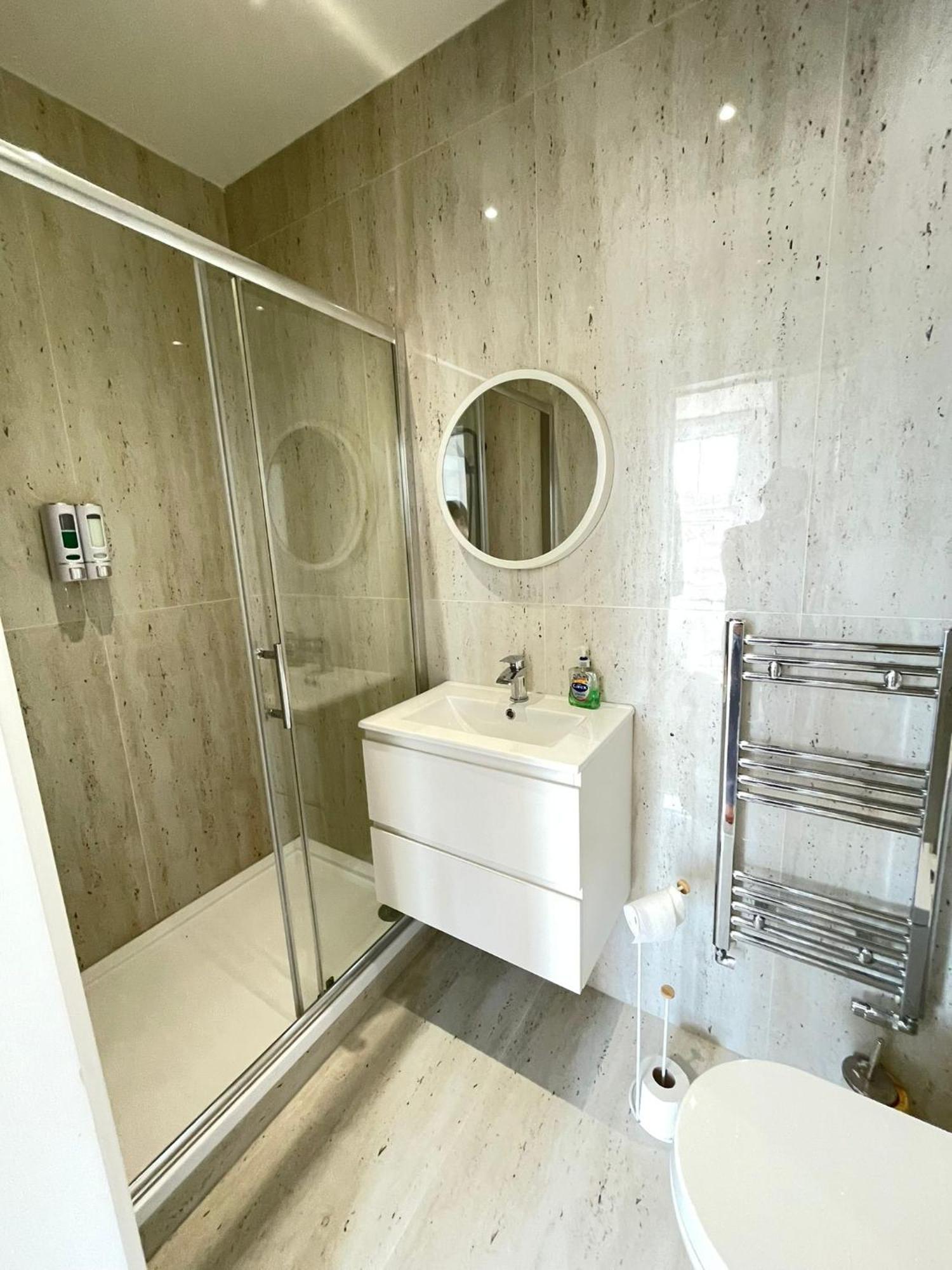 Comfortable Bay Window Stone Private Bathroom Edgware Zewnętrze zdjęcie