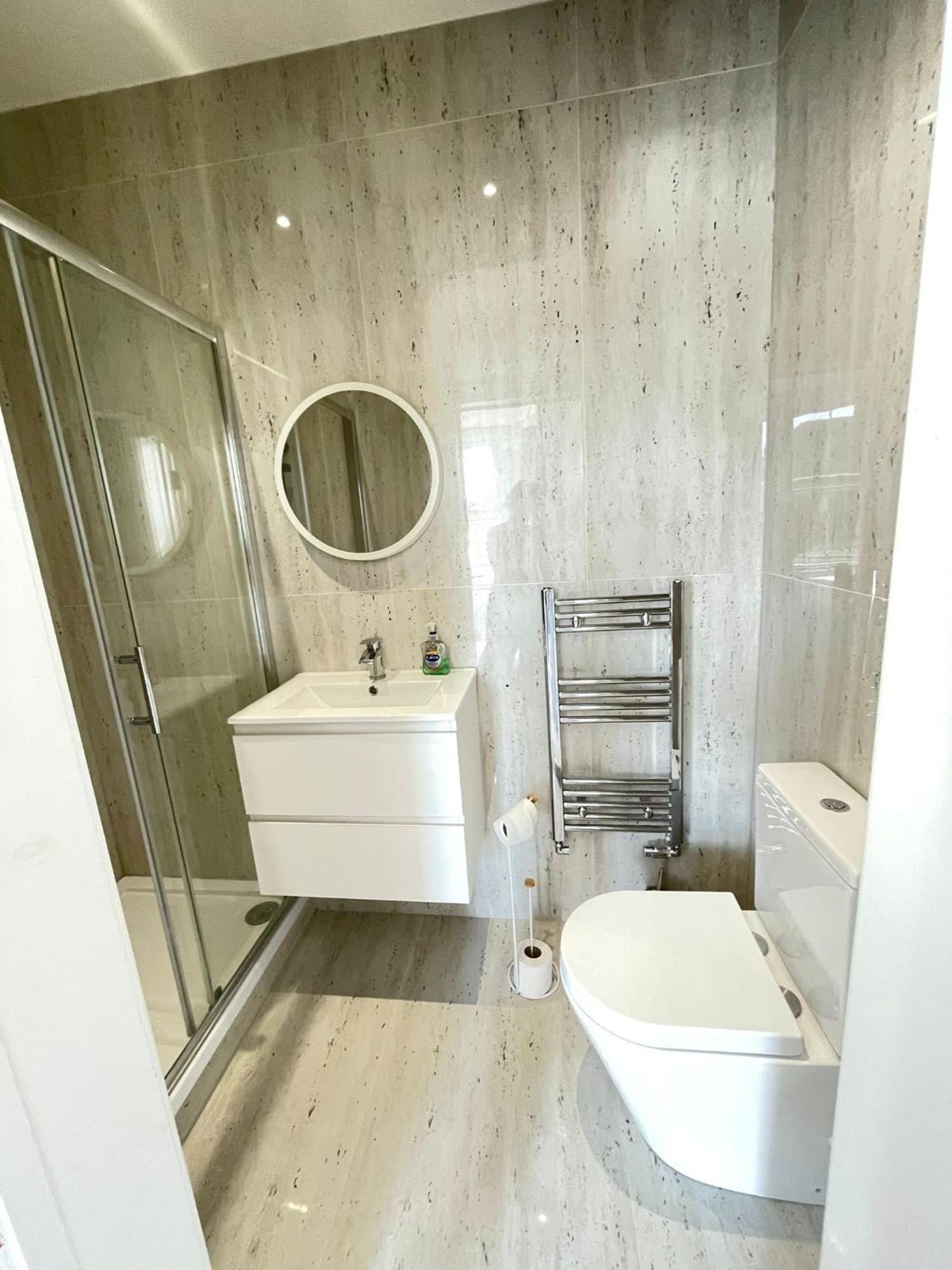 Comfortable Bay Window Stone Private Bathroom Edgware Zewnętrze zdjęcie